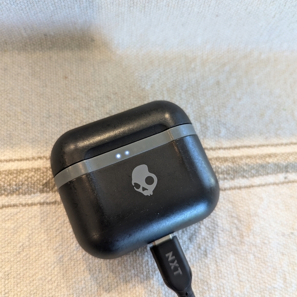 Skullcandy right earbud & charging case - Picture 2 of 4